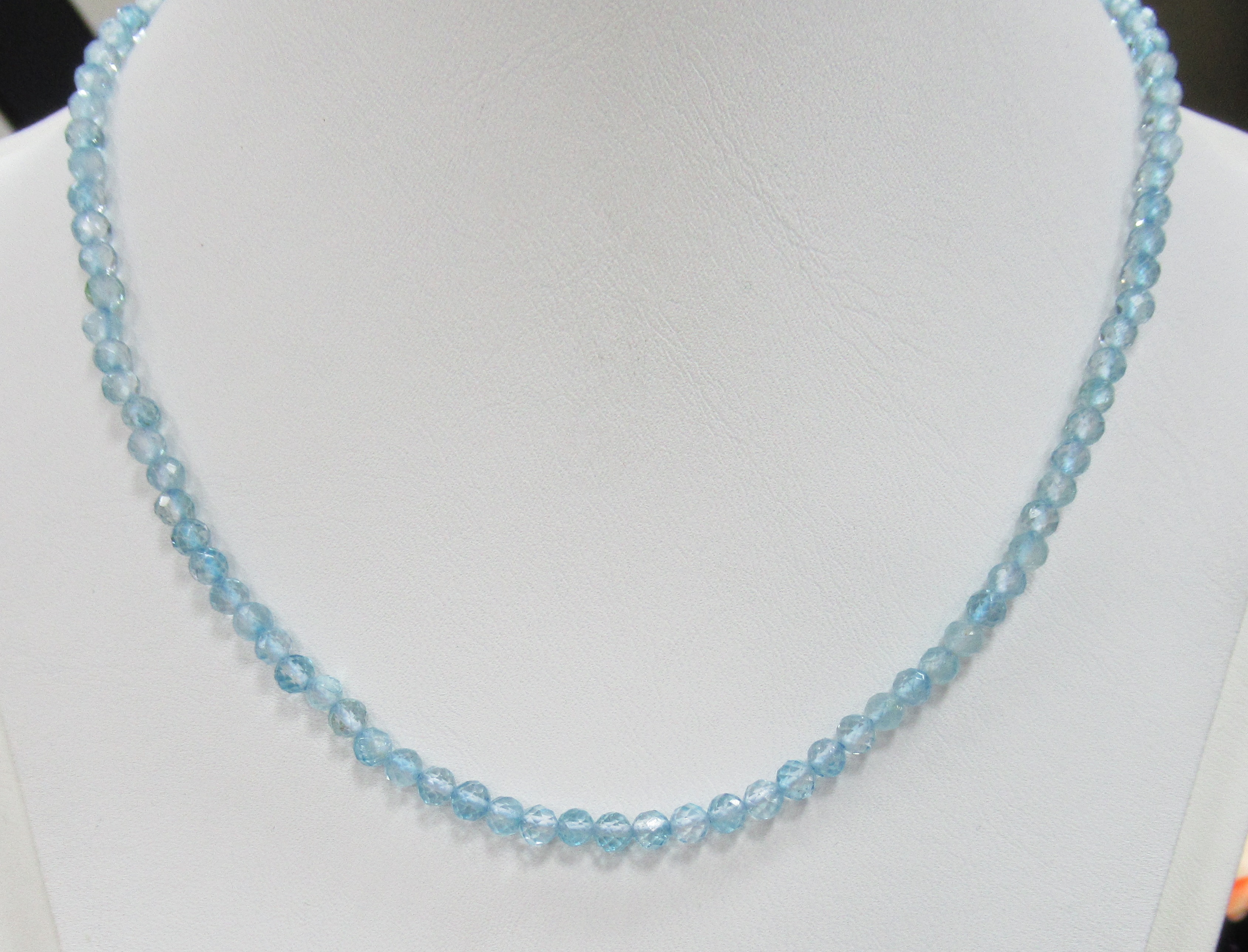 Бусы из топаза